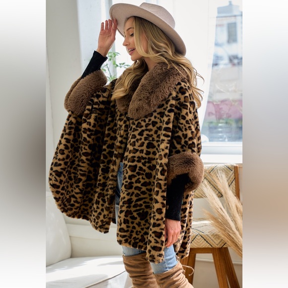 30 OVERSIZED FAUX FUR TRIM JACKET WITH SNAP ON BUTTON TOGGLE CLOSURE - Picture 3 of 8